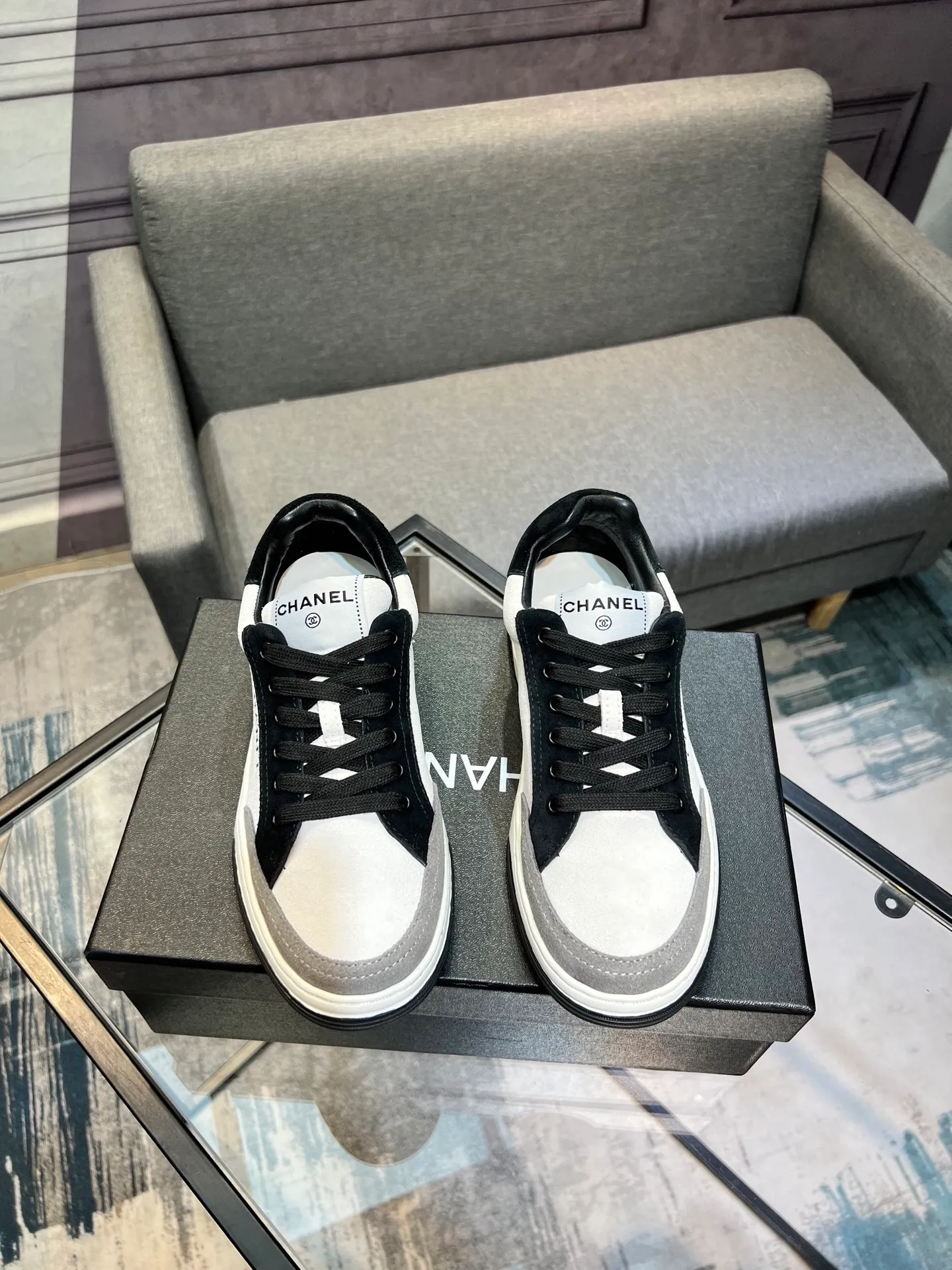 Men's men's shoes 💰620 Exclusive real shot (top version) CHANEL Chanel's new panda sneakers Panda shoes Chanel 2025ss color matching thick-soled casual sports shoes sneakers Counter synchronization The counter is very popular Very difficult to buy a shoe The most popular thick-soled panda shoes on the Internet It is obvious that Xiaoxiang control cannot miss it Simple and versatile white shoes that have both good looks and comfort Thick sole increases height, is super versatile and can be worn with eyes closed😍 Whoever wears it will look better. Upper: calfskin. Lining: imported sheepskin lining. Outsole: TPU original outsole. Size: 35-44 (41 for women, 40 for men, custom made).